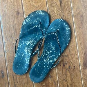 TKEES size 11 suede black thong